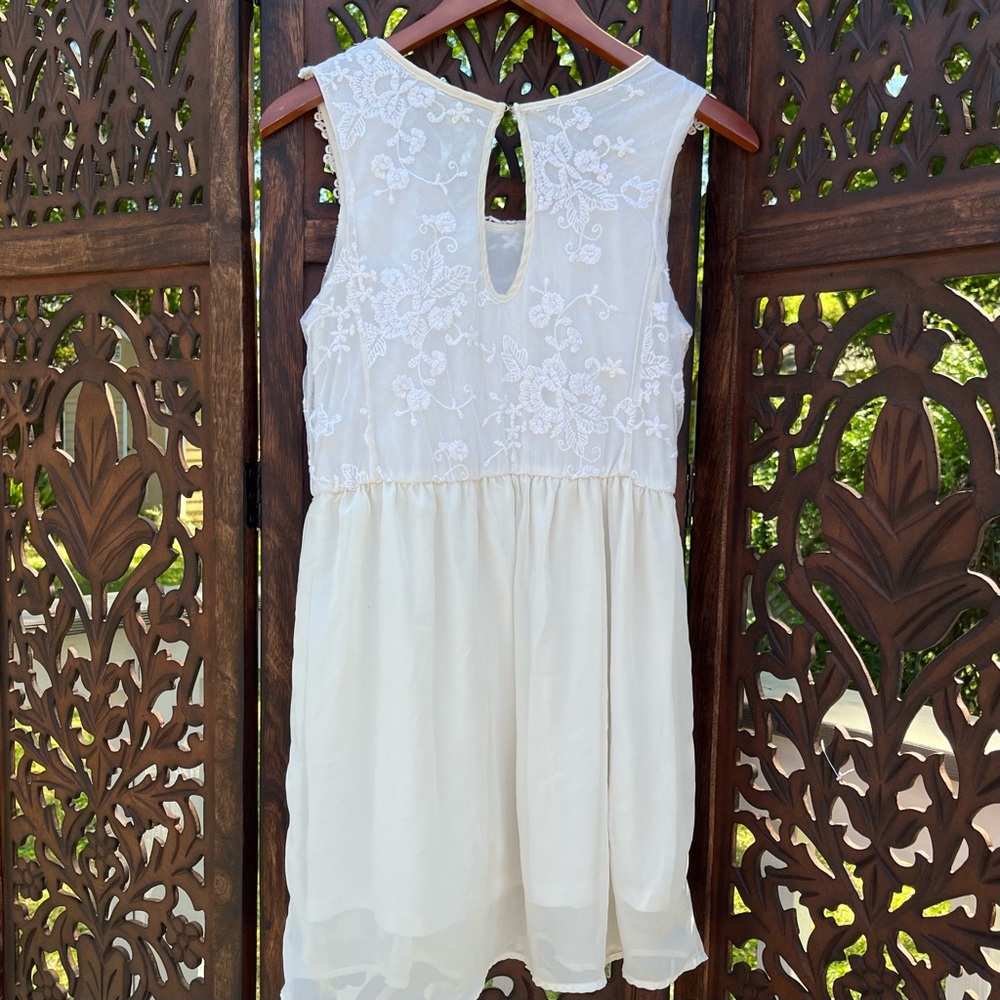 *SALE* Gorgeous Ivory Lace Bodice Dress - Picture 3 of 9